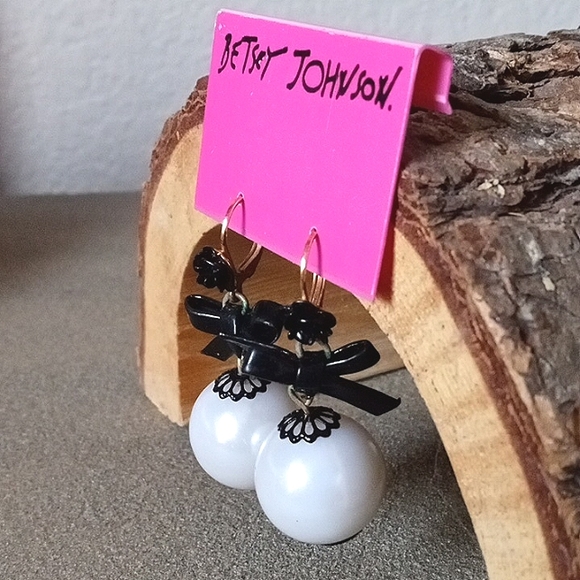 New Vintage! BETSEY JOHNSON First Date Black Rose & Pearl Leverback Earrings. - Picture 3 of 7